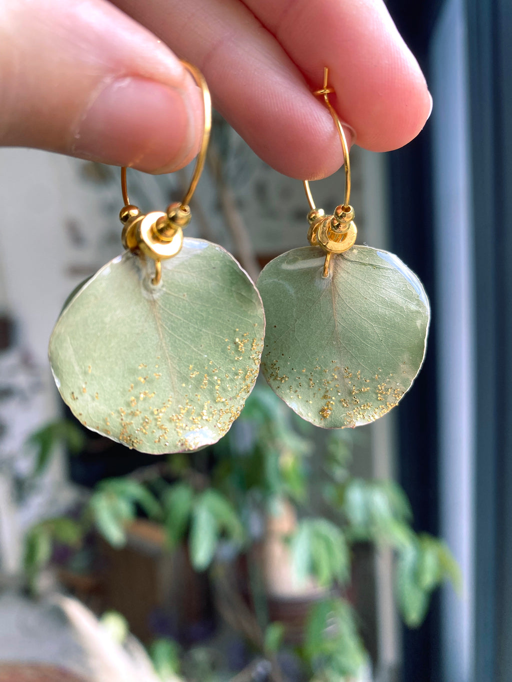 Petites Créoles Eucalyptus doré, perles et paillette