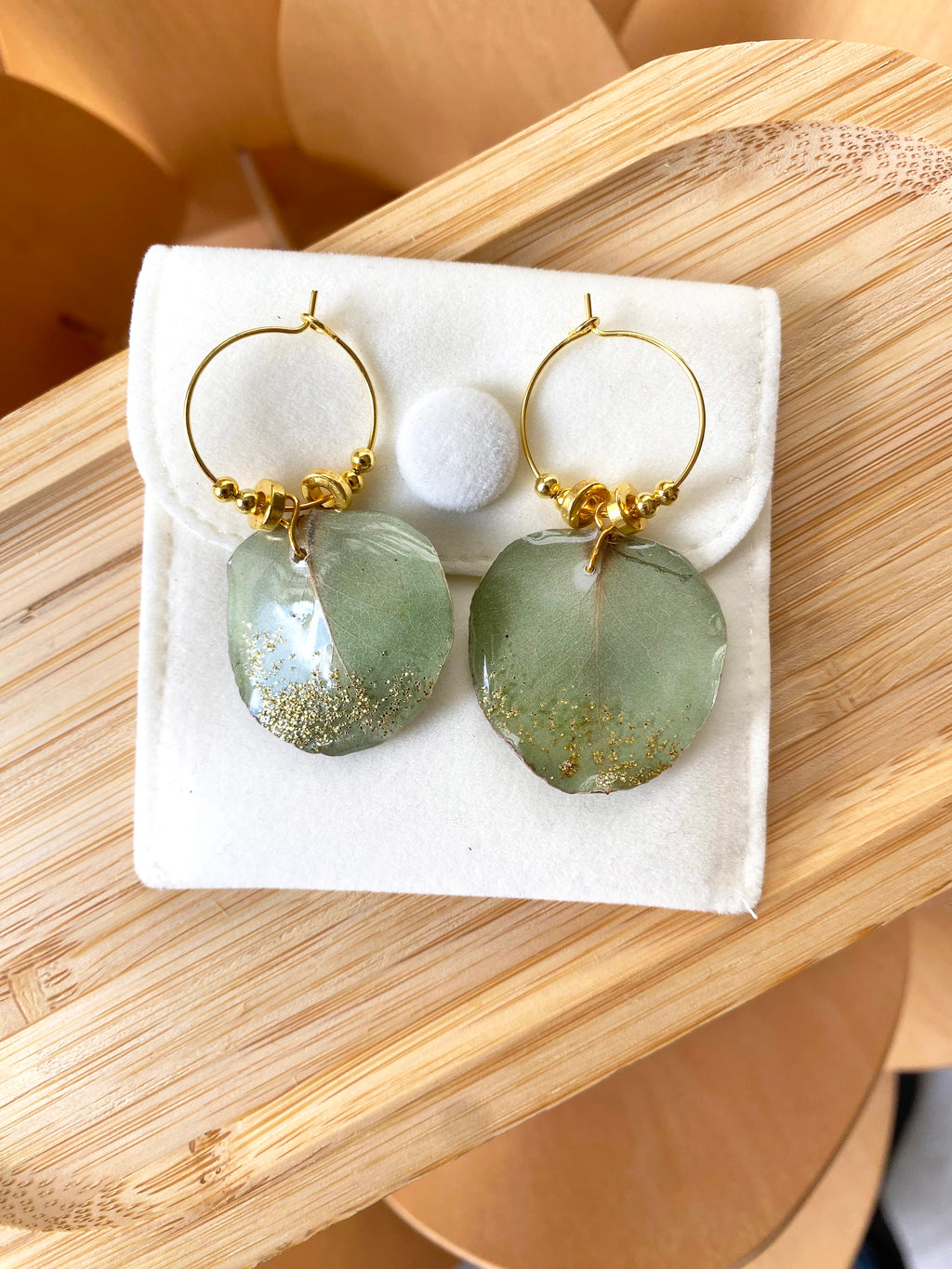 Petites Créoles Eucalyptus doré, perles et paillette