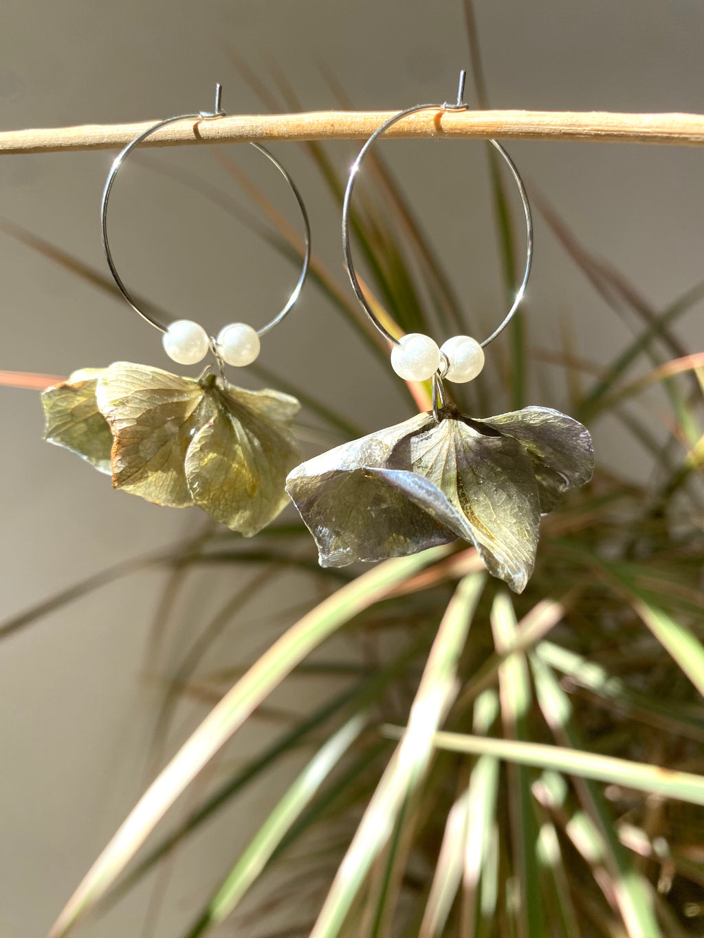 Créoles argentées fleurs Hortensia bleu-gris et perles nacrées