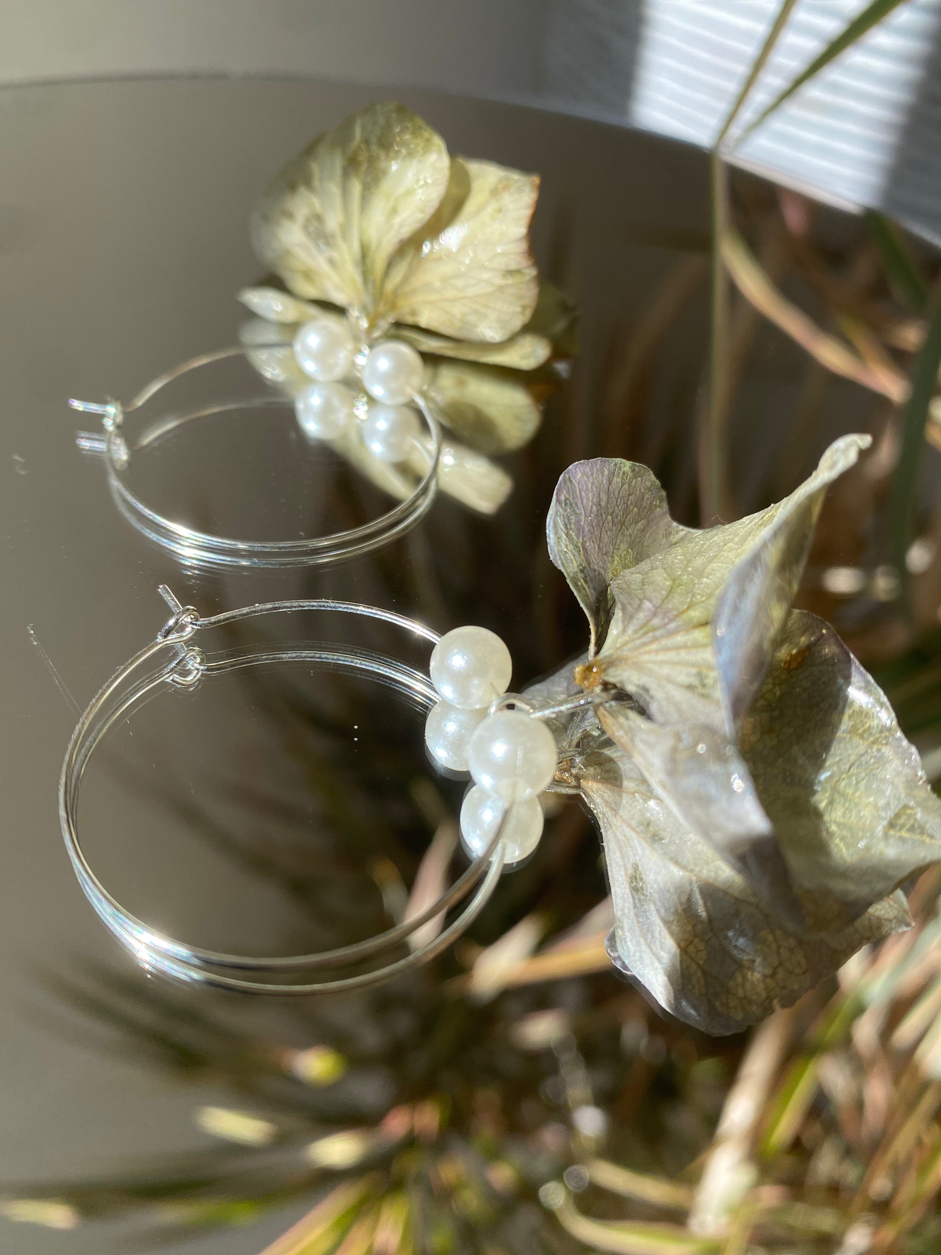 Créoles argentées fleurs Hortensia bleu-gris et perles nacrées