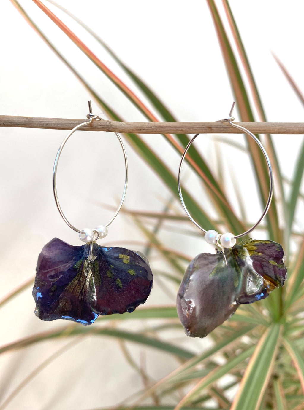 Créoles pétales Hortensia pourpre et perles nacrées