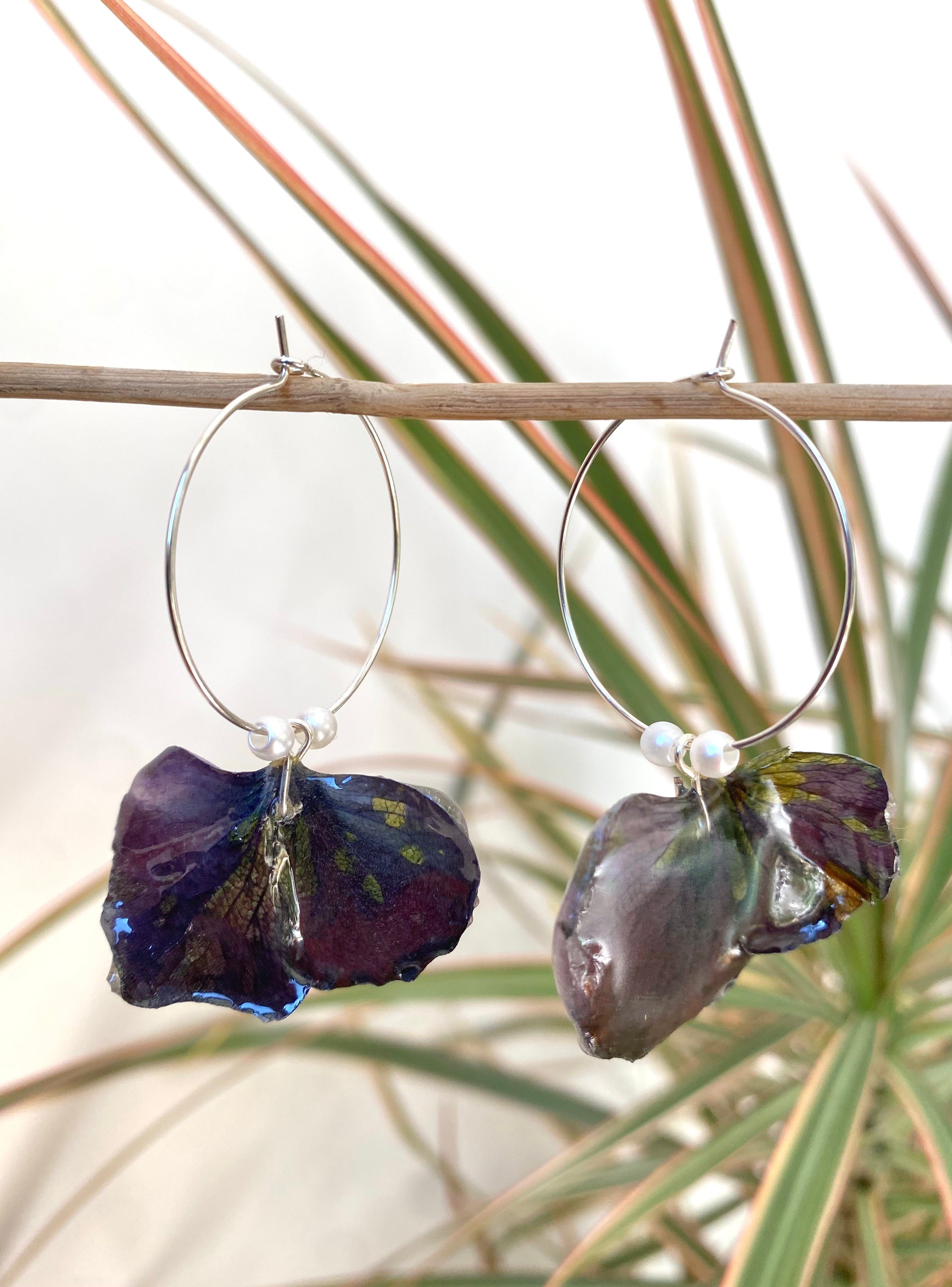 Créoles pétales Hortensia pourpre et perles nacrées