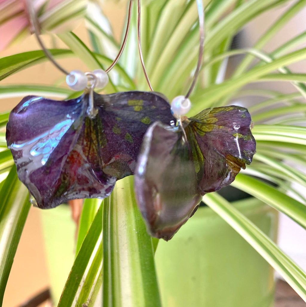 Créoles pétales Hortensia pourpre et perles nacrées