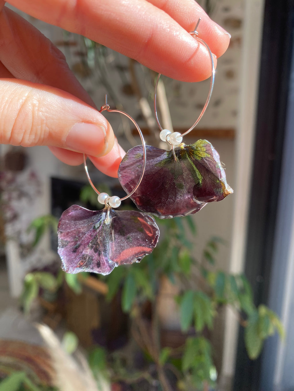 Créoles pétales Hortensia pourpre et perles nacrées