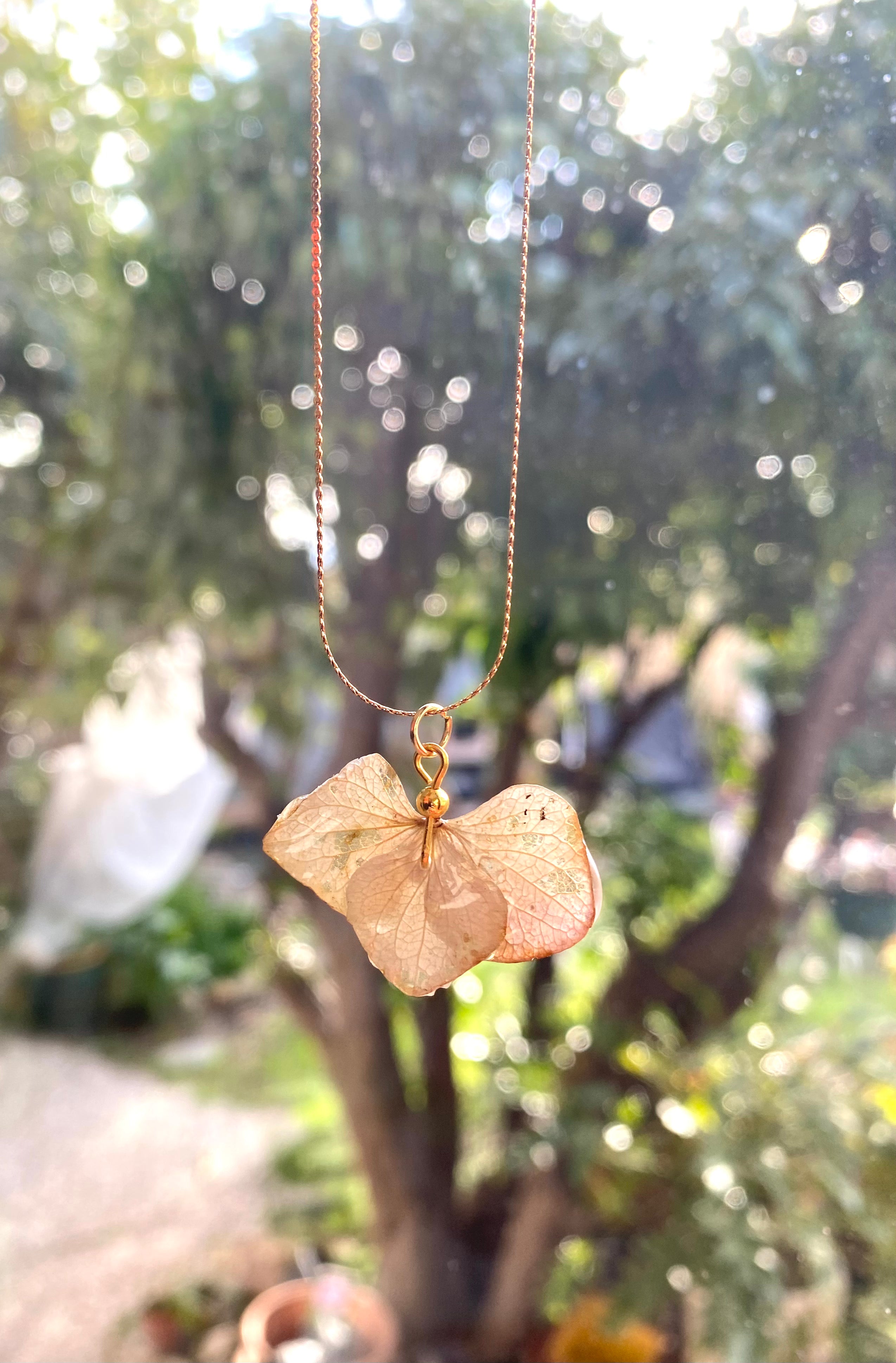 Chaine et Pendentif 3 pétales Hortensia blanc