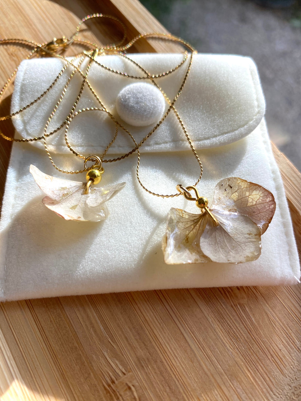Chaine et Pendentif 3 pétales Hortensia blanc