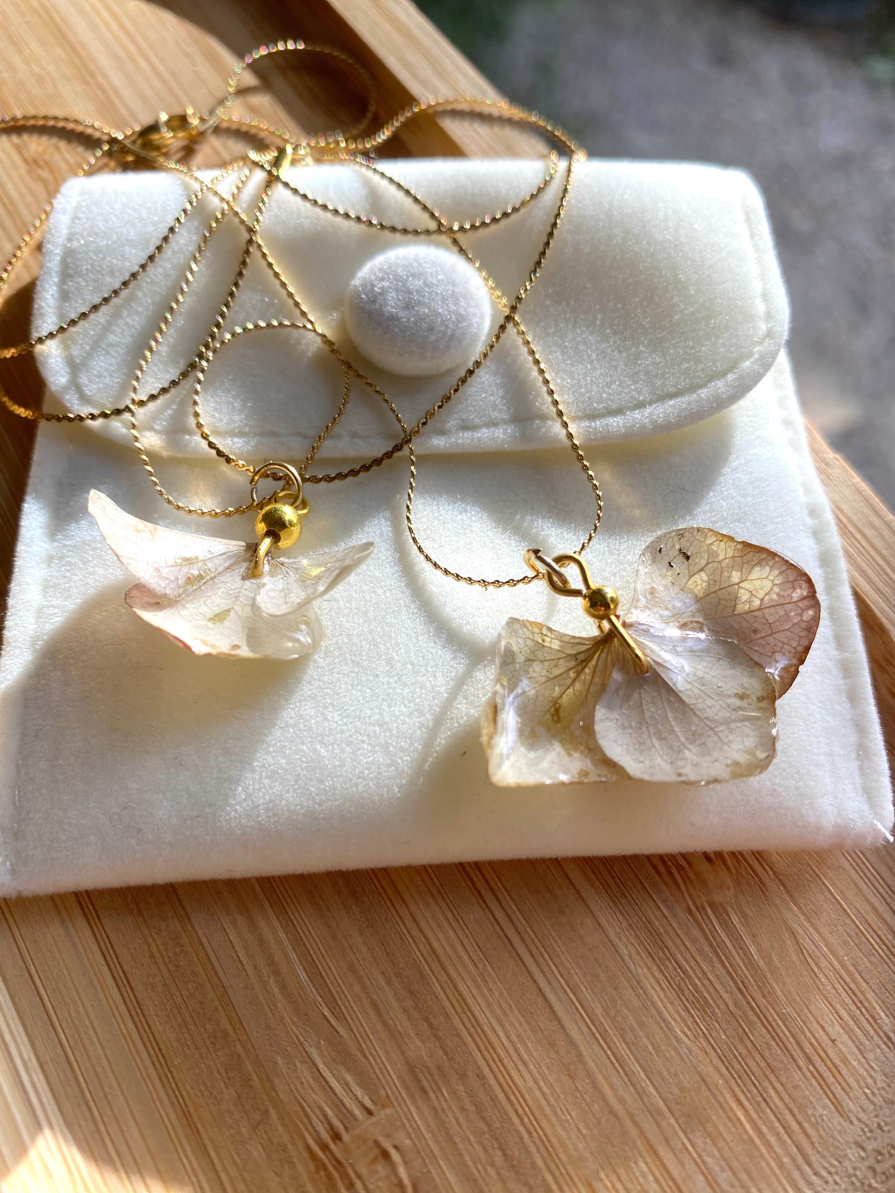 Chaine et Pendentif 3 pétales Hortensia blanc