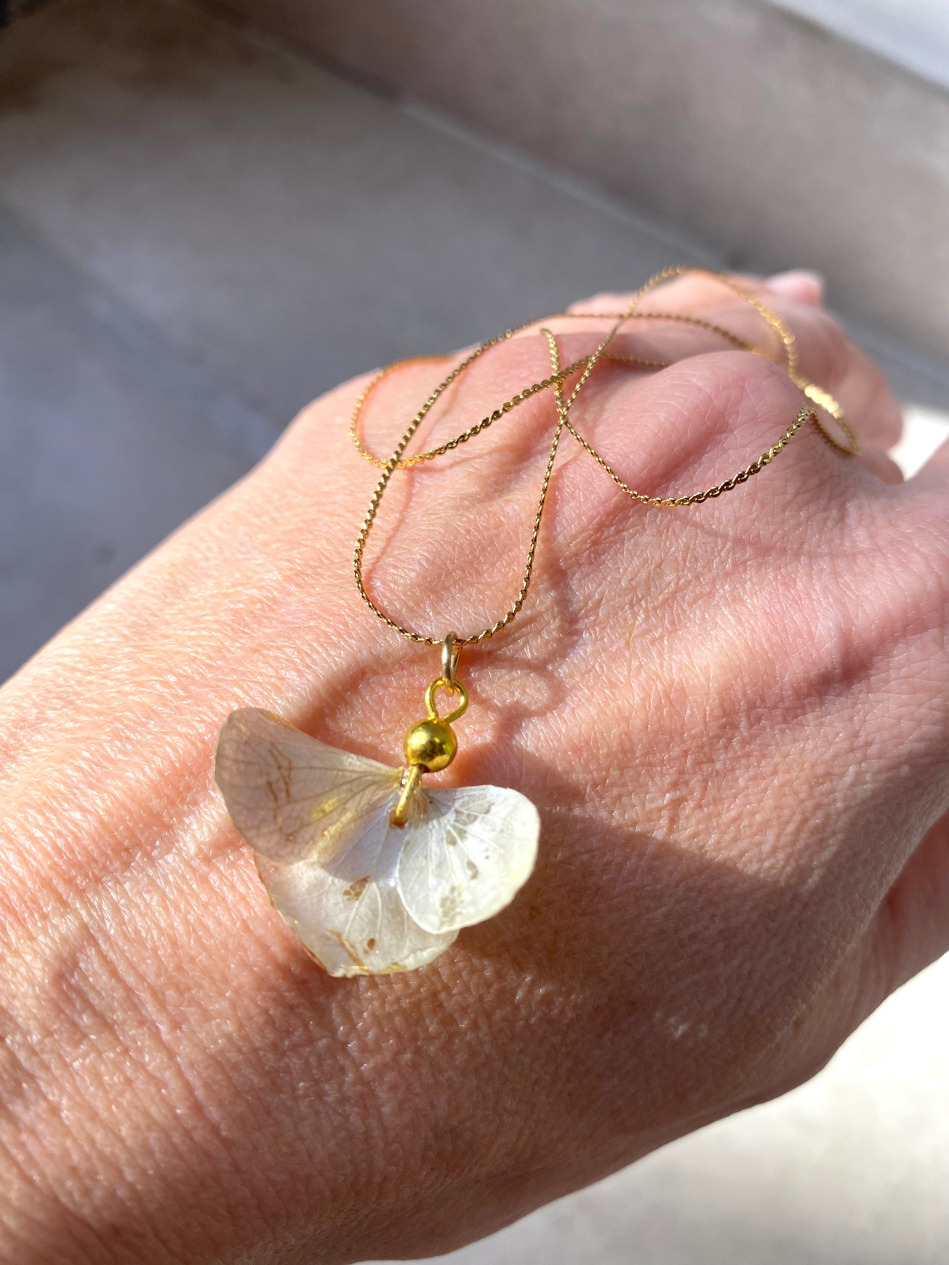 Chaine et Pendentif 3 pétales Hortensia blanc