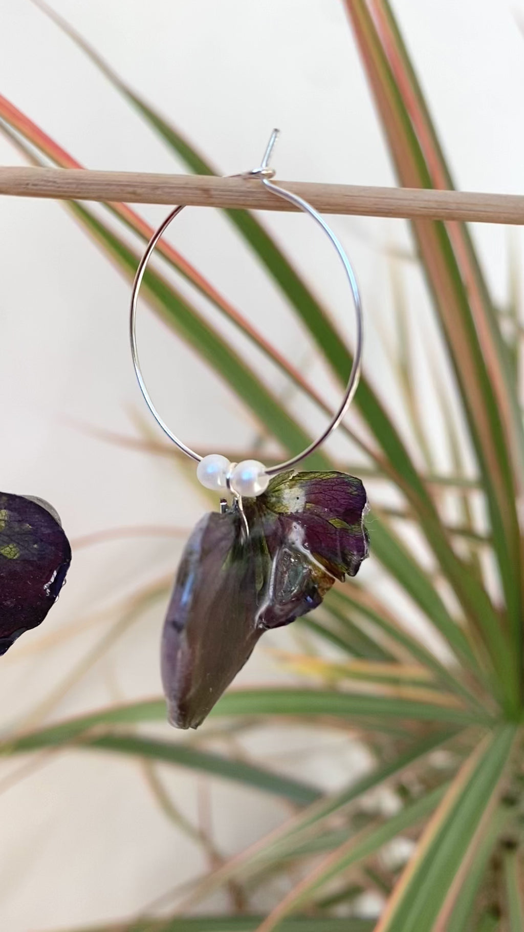 Créoles pétales Hortensia pourpre et perles nacrées