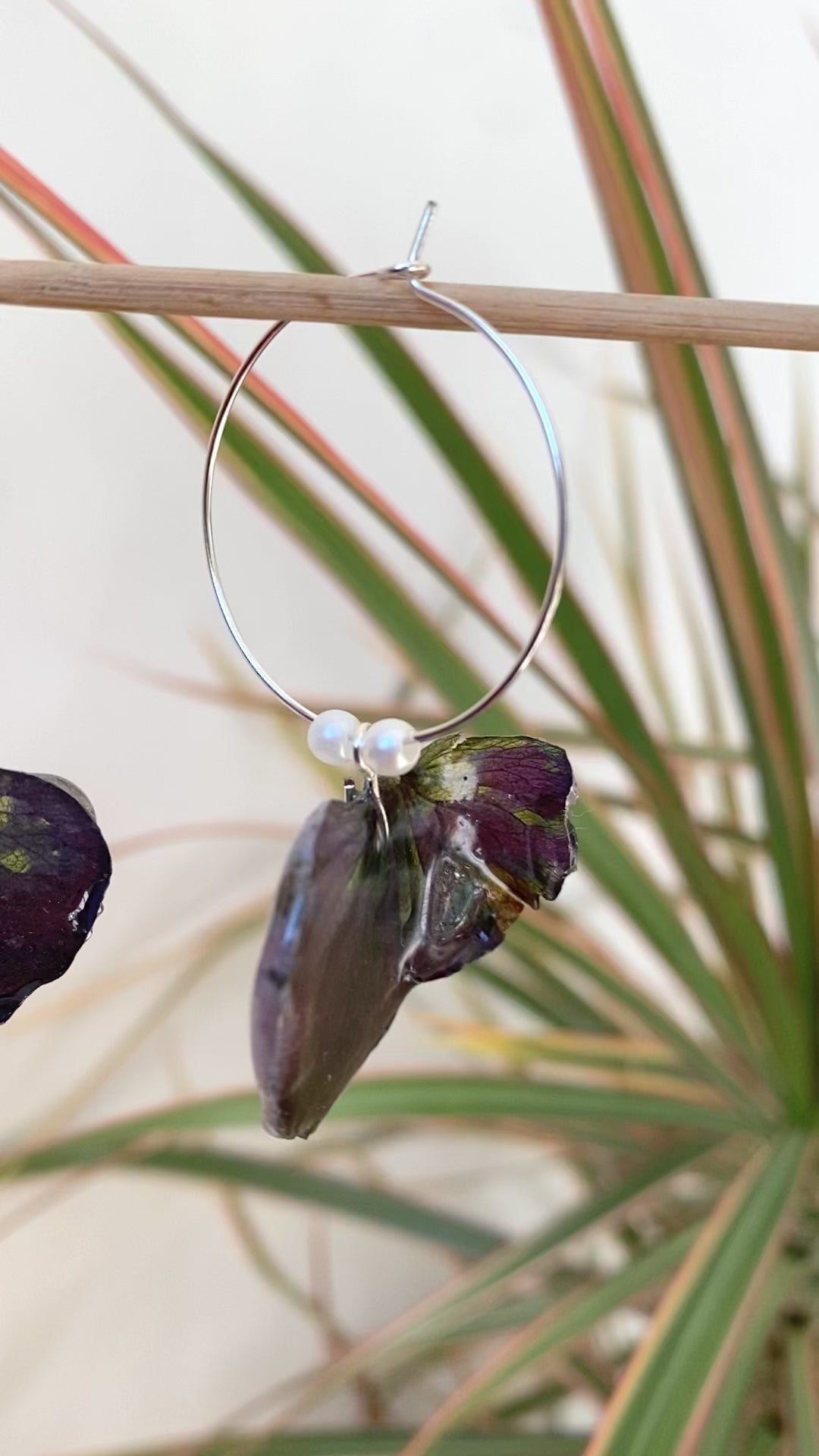 Créoles pétales Hortensia pourpre et perles nacrées