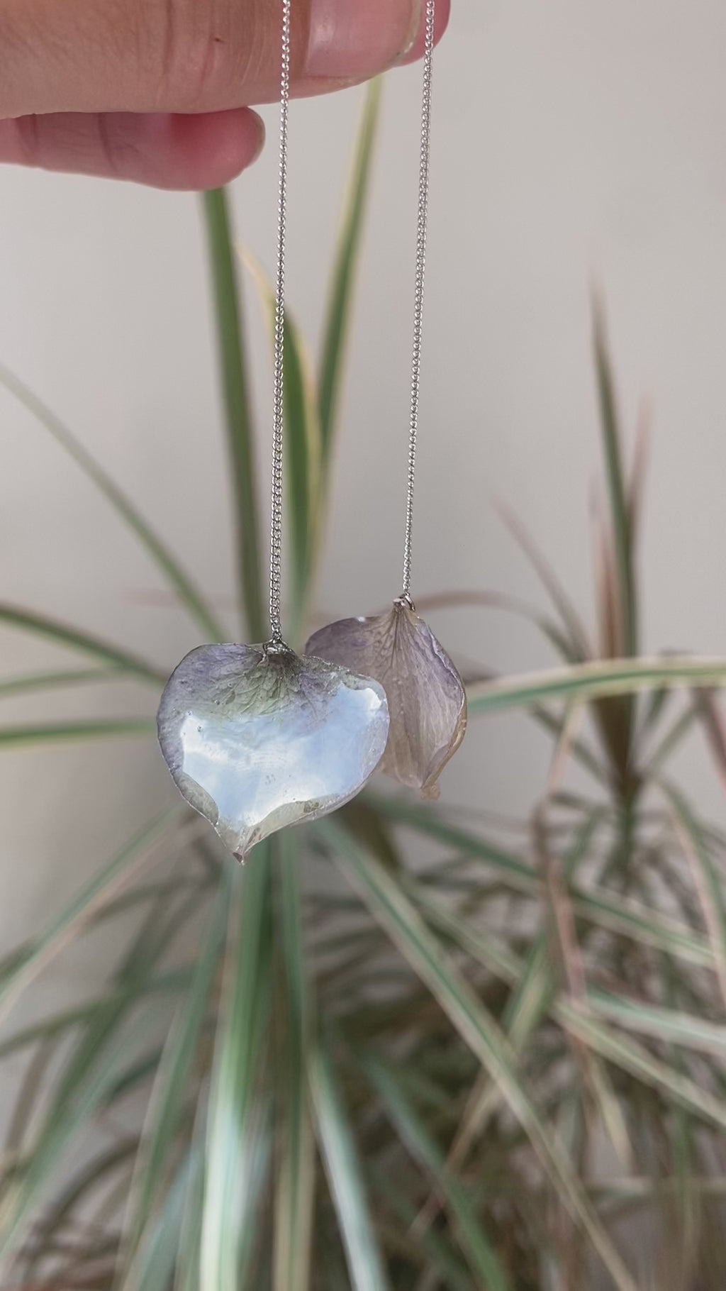 Chaine d'oreille pétale Hortensia bleu gris