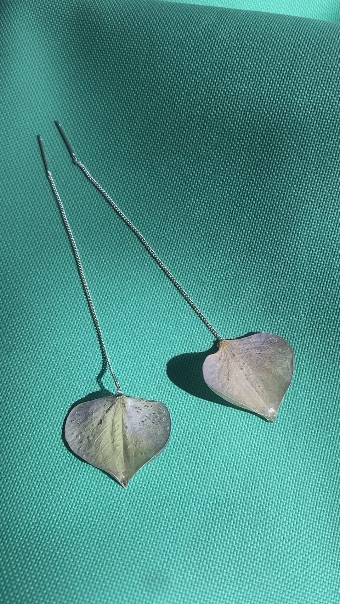 Chaine d'oreille pétale Hortensia bleu gris